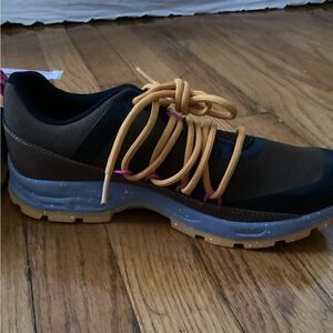 NWT Skora Sz 8 Brown and black trail track, Terra shoes, suede trim, with treads